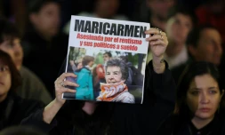 Des manifestants rassemblés aprÚs avoir appris le décÚs de la retraitée Maricarmen Abascal, expulsée de son logement, dans un hÎpital à Madrid, le 7 octobre 2026