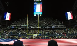 Des drapeaux français sont hissés, le 15 novembre 2015 dans un stade à Seattle en hommage aux victimes des attaques de Paris