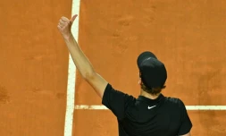 L'Italien Jannik Sinner, numéro un mondial, salue le public après sa victoire en demi-finale du Masters 1000 de Rome, le 16 mai 2025