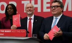 Le dirigeant du Parti travailliste britannique Jeremy Corbyn (c), entouré de Kate Osamor et Tom Watson, deux hauts responsables du parti, présente le manifeste travailliste pour les législatives de juin, le 16 mai 2017 à Bradford