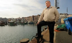 L'aumônier Mikel Epalza, ici au port de Saint-Jean-de-Luz le 23 mars 2016, dit exercer son sacerdoce "les pieds dans l'eau"