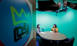 la journaliste afghane réfugiée Diba Akbari (g) et l'ancienne actrice afghane Marina Golbahari (d) pendant le talk-show "Tabassoum", dans le studio de la chaßne Bégum TV, le 12 mars 2024 à Paris