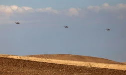 Des hélicoptÚres militaires de transport israéliens volent au-dessus du désert du Néguev, dans le sud d'Israël, le 14 avril 2024