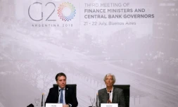 Le ministre argentin de l'Economie Nicolas Dujovne (g) et la directrice du FMI Christine Lagarde lors d'une conférence de presse, lors du sommet du G20 à Buenos Aires, le 21 juillet 2018 en Argentine