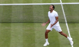 Le Français Jo-Wilfried Tsonga exulte après son succès face à l'Américain John Isner, à Wimbledon le 3 juillet 2016