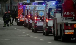 Les secours sur les lieux d'une explosion aprÚs une attaque de drones massive menée par la Russie sur Kiev, le 25 novembre 2023