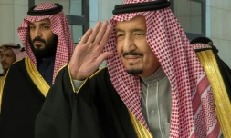 Le roi Salmane d'Arabie (d) et le prince héritier du trône d'Arabie saoudite et minsitre de la Défense, Mohammed ben Salmane, le 13 décembre 2017 à Ryad