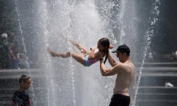 Des habitants de New York, placée en alerte canicule, se rafraßchissent dans une fontaine