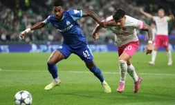 Le défenseur de Marseille Michael Murillo (g) et le milieu du Sporting Portugal Maximiliano Araujo lors de la victoire portugaise 2-1 en Ligue des champions, le 22 octobre 2025 à Lisbonne