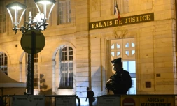 Un policier en faction devant le palais de justice de Vesoul le 17 novembre 2020