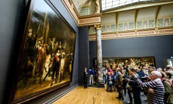Des visiteurs admirent "La Ronde de Nuit" au Rijksmuseum à Amsterdam, le 17 mai 2015