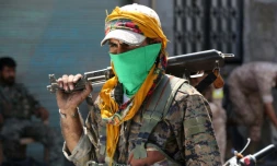 Un membre des Forces démocratiques syriennes (SDF) patrouille dans la ville de Minbej (nord de la Syrie) le 7 août 2016 pour traquer les jihadistes