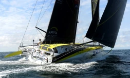 Le skipper français Charlie Dalin, Ă bord de son monocoque "Apivia", le 19 juin 2020 au large de Port-la-ForĂȘt
