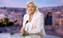 La présidente du groupe parlementaire Rassemblement national (RN), Marine Le Pen, sur le plateau du 20H de TF1, aprÚs sa condamnation en appel, le 7 juillet 2026 à Boulogne-Billancourt, prÚs de Paris