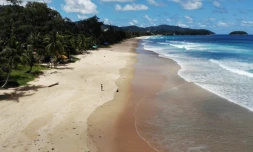 La plage de Karon à Phuket, le 30 juin 2021