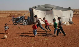 Des enfants syriens jouent à la balle devant une tente dans un camp de déplacés près du village de Surman dans la province d'Idleb en Syrie, le 5 septembre 2018 