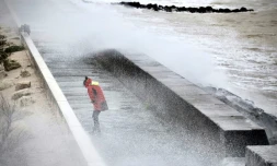 Météo-France place 10 nouveaux départements en vigilance orange à l'approche de la tempête Domingos qui occasionnera de violentes rafales de vent sur la façade atlantique