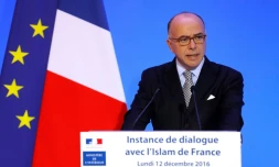 Le Premier ministre Bernard Cazeneuve fait un discours la troisième réunion de "l'instance de dialogue avec l'islam de France" à Paris le 12 décembre 2016