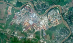 Photo satellite fournie par Planet Labs PBC, prise le 18 septembre 2025 et reçue le 30 septembre 2025, qui montre le complexe KK Park dans le canton oriental de Myawaddy en Birmanie, le long de la rivière frontalière Moei, face au district de Mae Sot (en haut et à droite) en Thaïlande