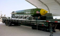 Photo d'archives non datée fournie par l'US Air Force d'une bombe GBU-43/B MOAB entreposée dans un endroit non précisé
