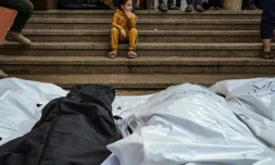 Les corps de personnes tuées dans des bombardements israéliens gisent à l'hôpital Nasser de Khan Younès, dans le sud de la bande de Gaza, le 27 décembre 2023