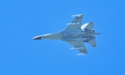 Un avion militaire chinois vole au-dessus de l'île de Pingtan, un des endroits les plus proches de Taïwan, dans la province du Fujian, la province du Fujian (est de la Chine, le 5 août 2022