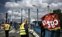 Des syndicalistes de la CGT le 24 mai 2016 à l'entrée de la raffinerie de Feyzin près de Lyon