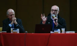Le théologien Patrick Goujon (D) s'exprime le 17 novembre 2021 à Lourdes, aux côtés de Jean-Marc Sauvé, le président de la commission ayant révélé l'ampleur de la pédocriminalité dans l'Eglise