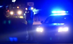 La police barre la route près du village de Malo Orasje, à la sortie de Mladenovac, à une soixantaine de kilomètres au sud de Belgrade, le 5 mai 2023 en Serbie