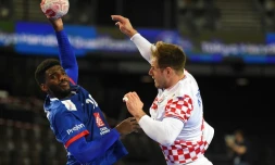 L'arriÚre droit français, Dika Mem (g), aux prises avec le milieu croate Kresimir Kozina lors du match de qualification pour les JO de Tokyo, à Pérols, le 12 mars 2021