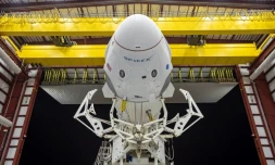 La capsule Crew Dragon au sommet d'une fusée Falcon 9 de SpaceX, à l'horizontale, à la sortie d'un hangar au centre spatial Kennedy, en Floride, 
le 21 mai 2020