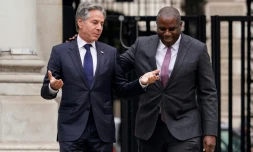 Le secrétaire d'Etat américain Antony Blinken (g) s'entretient avec le ministre britannique des Affaires étrangères David Lammy (d) à son arrivée au Bureau britannique des Affaires étrangères, du Commonwealth et du Développement (FCDO) à Londres, le 10 septembre 2024