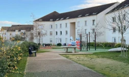 Le terrain de jeu et les habitations près desquels une femme a tué de plusieurs coups de couteau son neveu de 10 ans et grièvement blessé sa petite nièce dans la nuit de Noël à Limay (Yvelines), le 25 décembre 2020