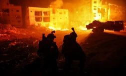 Des soldats israéliens pendant une opération dans le nord de la bande de Gaza, le 20 décembre 2023 (photo prise durant un voyage de presse organisé par l'armée israélienne)