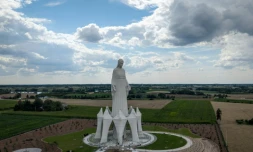 Vue aérienne de la statue de la Vierge Marie du village de Konotopie, la plus haute statue mariale d'Europe, dans le centre de la Pologne, le 22 juillet 2026