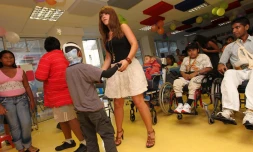 Jeudi 15 juillet - Annabelle, ancienne candidate de la Nouvelle star, a rendu visite aux enfants malades