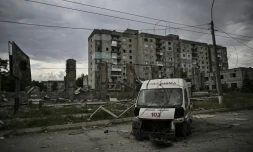 Une ambulance détruite dans la ville ukrainienne de Lyssytchansk, dans la région du Donbass, le 18 juin 2022