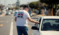 Distribution de tracts du Cape Independence Party (CapeXit), le 2 mars 2024 au Cap, en Afrique du Sud
