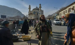 Un taliban (c) dans un marché de Kaboul, le 3 décembre 2021