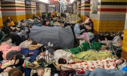 Des habitants de Kiev réfugiés dans une station de métro pendant une attaque de missiles russes sur la ville, le 30 juillet 2026