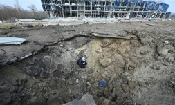 Le cratère laissé par une frappe de missiles russes devant un centre commercial détruit à Kharkiv, est de l'Ukraine, le 6 avril 2024
