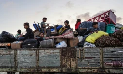 Des Palestiniens quittent l'est de Khan Younès, dans le sud de la bande de Gaza, 
après un ordre d'évacuation de l'armée israélienne, le 1er juillet 2024