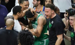 Derrick White (c.) et ses coéquipiers des Boston Celtics réagissent aprÚs avoir battu à l'arrachée le Miami Heat (104-103) dans le sixiÚme match des finales de la Conférence Est de la NBA, à Miami, le 27 mai 2023