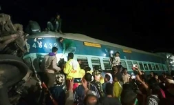 Capture d'mage de la télévision NNIS TV, le 22 janvier 2017, montrant des secouristes tentant d'extraire des survivants d'un train qui a déraillé près de la gare de Kuneru, dans l'Etat de l'Andhra Pradesh, en Inde