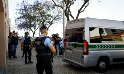 Un véhicule de la gendarmerie portugaise transportant une Française et son compagnon soupçonnés d'avoir abandonné deux enfants, arrivent au tribunal de Setúbal, le 23 mai 2026