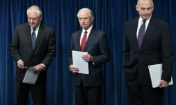 De g. à d.: le secrétaire d'Etat américain Rex Tillerson, le ministre de la Justice Jeff Sessions, et celui de l'Intérieur John Kelly, lors d'une réunion sur les visas avec les douanes, le 6 mars 2017 à Washington