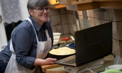 Karin Hofbauer, 62 ans, donne un cours de pâtisserie en ligne depuis chez elle, le 12 mars 2021