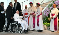 Le pape François est accueilli à son arrivée à l'aéroport de Changi à Singapour le 11 septembre 2024. Le pape François a atterri à Singapour le 11 septembre, dernière étape d'un voyage dans quatre pays d'Asie-Pacifique.