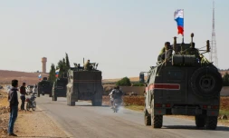 Un convoi de véhicules militaires russes se rend vers la ville de Kobané dans le nord-est de la Syrie, le 23 octobre 2019