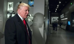 Le président Donald Trump visite une exposition sur le Dr Ben Carson, qu'il souhaite voir entrer dans son administration, du Musée de l'histoire afro-américaine, à Washington, le 21 février 2017